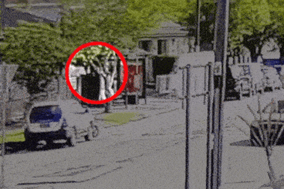 A CCTV captura o momento em que Sajid e Naveed Akram saem do quarto que alugaram em Campsie e seguem para Bondi.