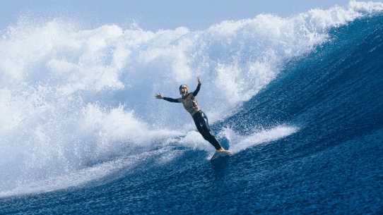 Mollie Picklum wins surfing world title.