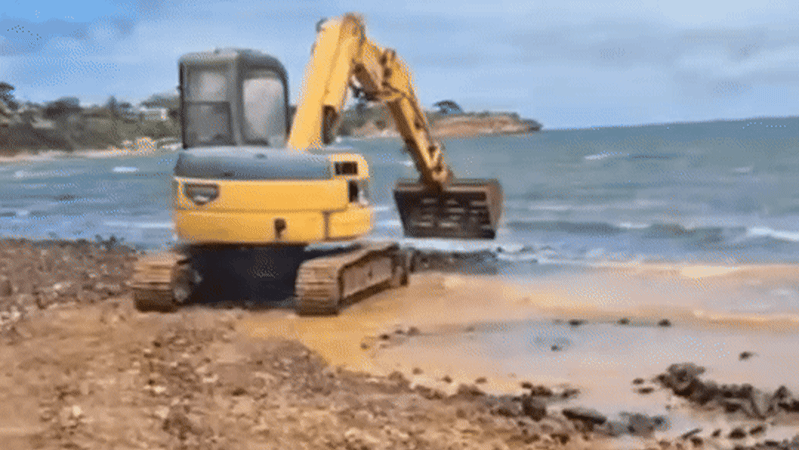 Frankston beach hit by more unauthorised works as ‘illegal’ seawall action stalls