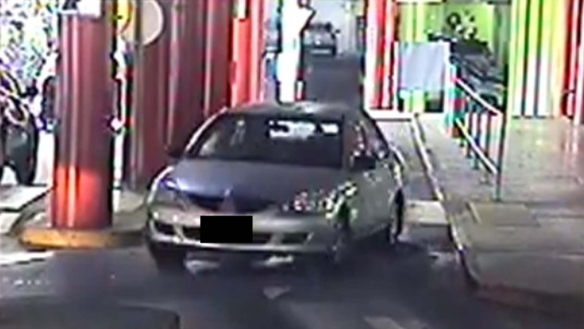 澳洲歹徒持枪闯入赌场抢劫，丈夫为救妻子赤手空拳扑向歹徒！2小时才发现中枪（组图） - 1