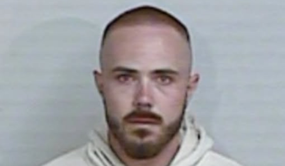 Nathan Gallagher Condenado por Violencia Doméstica y con Orden de Arresto
