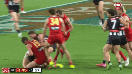 O incidente na Gold Coast envolvendo jogadores do Suns e Magpies depois que Ben Long atingiu Brayden Maynard.