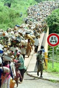 Refugees cross the Rwanda-Tanzania border in Rusumo, Rwanda, December 16, 1996, on their way home from exile in Tanzania.