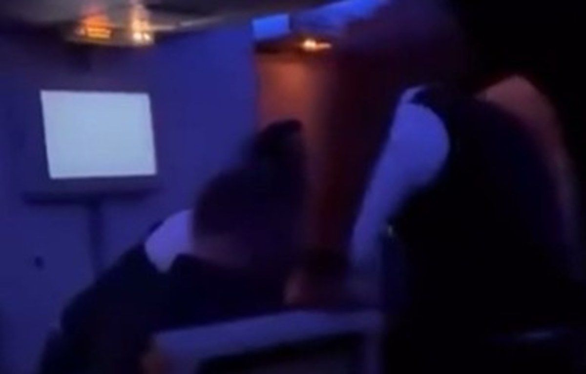Passengers restrained on flight from Melbourne over ‘threats’