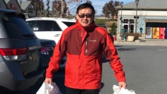 Yang Hengjun's Weibo post on December 18, 2017 showing him with shopping bags.
