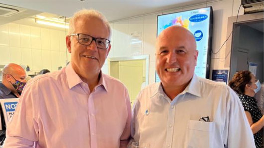 Transport Minister David Elliott having a beer with Prime Minister Scott Morrison at the veterans ministers’ council at the weekend, in a photo Mr Elliott posted online.