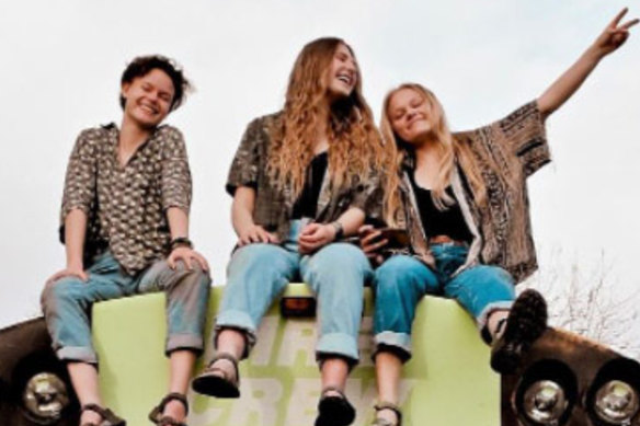 Three young women are touring the West of the US together, united by something they never imagined they’d have in common: They all had the same cheating boyfriend. At the same time.
