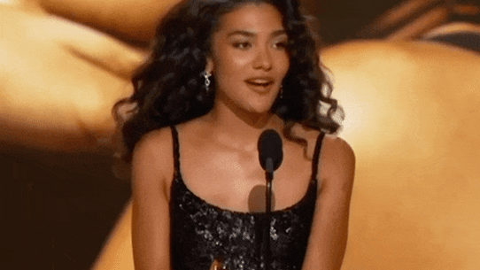 Olivia Dean faz um discurso emocionado no Grammy Awards.