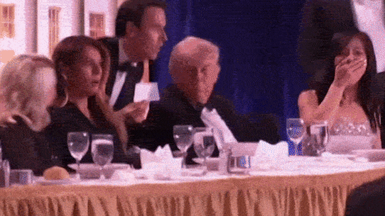 Trump se escondendo no jantar.