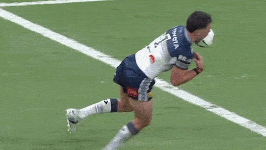 Lehi Hopoate permite un intento fácil para que Brandon Wakeham anote.