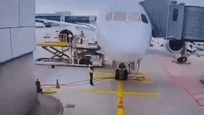Watch as near-new Lufthansa 787’s front landing gear fails at airport