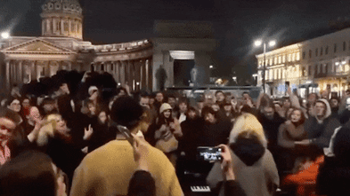 Crowds in St Petersburg sing about overthrowing Putin
