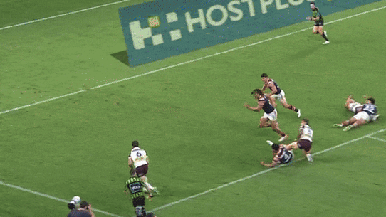 Ben Hunt scores an early, early contender for try of the year