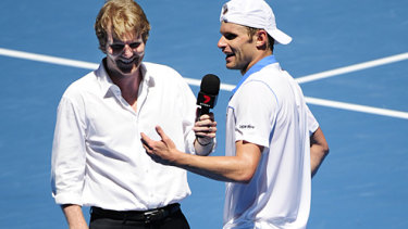 Andy Roddick chats with Jim Courier at the Australian Open.