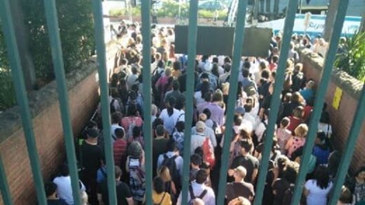 The crowds at Malvern station on Monday afternoon after trains were suspended.
