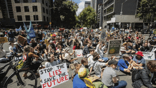 After-school meetings, recycled signs: School climate strike returns to Melbourne
