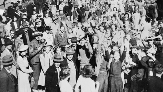Crowds gather in Brisbane to celebrate VP Day on August 15, 1945.   