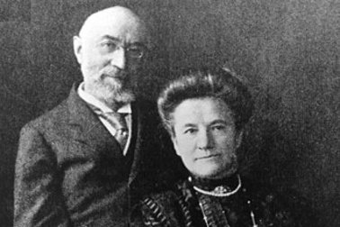 Isador and Ida Straus died in the sinking of the Titanic in 1912.