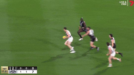 Jeremy Cameron kicks a stunner.