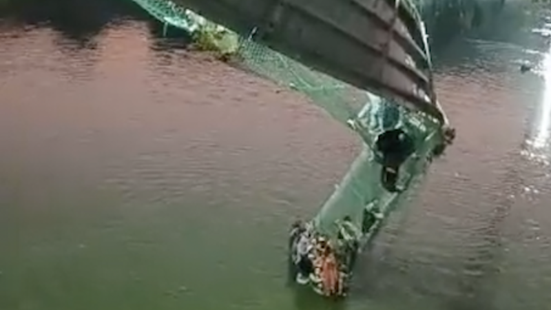 Hindistan'daki köprünün çökmesi Gujarat'ta düzinelerce can aldı
