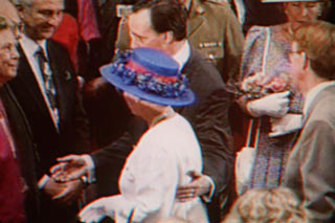 保羅·基廷用手背著引導女王。
