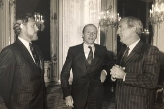 Duncan Campbell, left, with former Governor-General Bill Hayden, right.