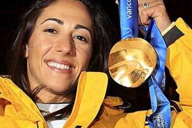 A esquiadora aérea estilo livre medalhista de ouro Lydia Lassila.