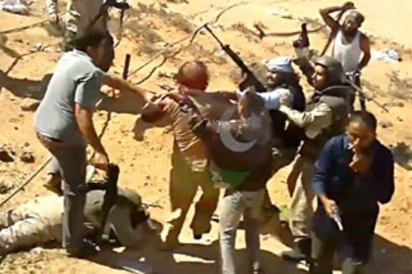 Muammar Gheddafi è stato trascinato fuori da un tubo di drenaggio e ucciso dai ribelli libici nell'ottobre 2011.