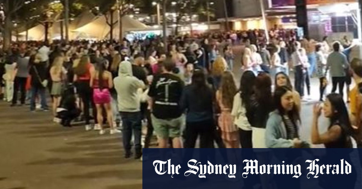 Les fans signalent des files d’attente massives à Sydney