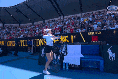 Yulia Putintseva dança hoje após sua vitória.