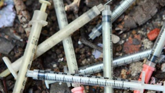 Reports that hundreds of men may have been exposed to HIV and hepatitis C after sharing injection equipment with a male prisoner have renewed calls for needle and syringe programs in Queensland prisons. 