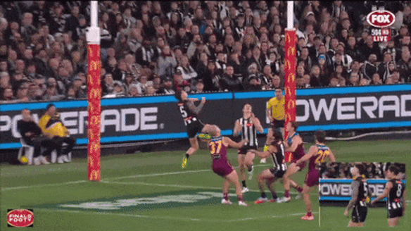 Jamie Elliott pulls in an incredible mark.