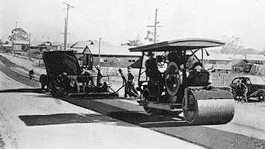 Resurfacing Ipswich Road, Moorooka, in 1945.