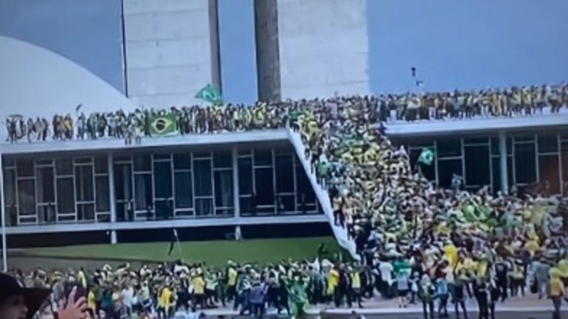 Eski Devlet Başkanı Jair Bolsonaro'nun destekçileri Brezilya'nın başkentinde Kongre'yi bastı