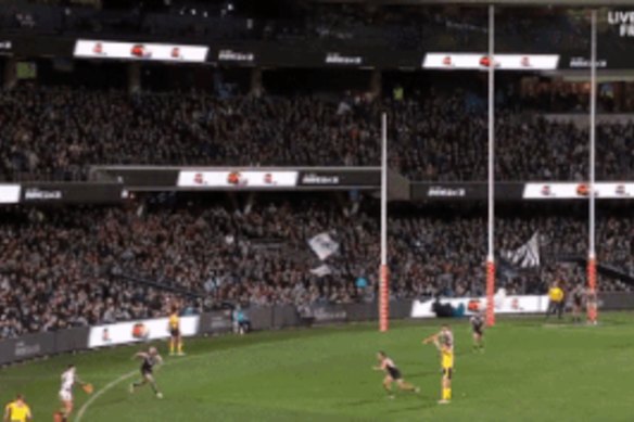 Jamie Elliott kicks the winner against Port Adelaide.