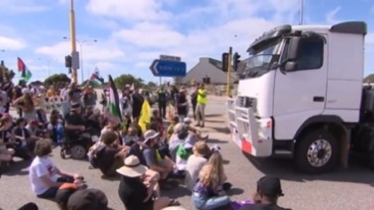 Port workers and protestors have come to blows in Fremantle during a dock-side demonstration. Pro-palestinian campaigners barricaded the site, blocking trucks and staff working for an Israeli based shipping company.