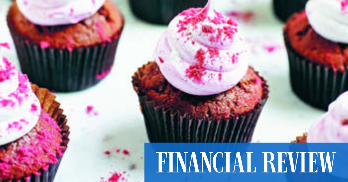 Fiori e torta per la Giornata internazionale della donna, ma nessuna parità salariale