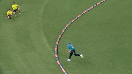 Michael Neser catches out Jordan Silk.