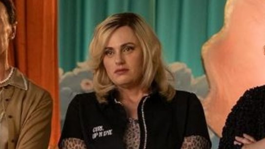Rebel Wilson (segundo desde la derecha) en The Deb.