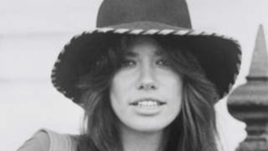 Singer/songwriter Carly Simon poses for a portrait circa 1975.