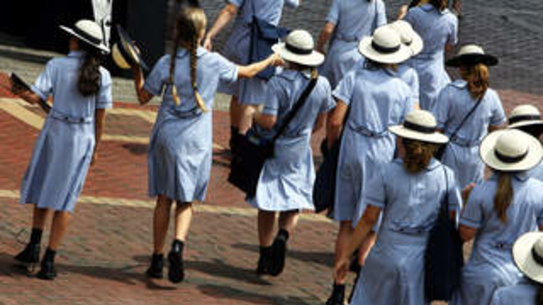 School students on an excursion, generic school, private schools, student, girls, education. Thursday 23 November 2006 AFR photo Louie Douvis   AFR FIRST USE ONLY SPECIALX 58822