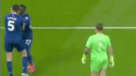 Idrissa Gana Gueye slaps teammate Michel Keane in face, gets red card in Everton v Manchester United match