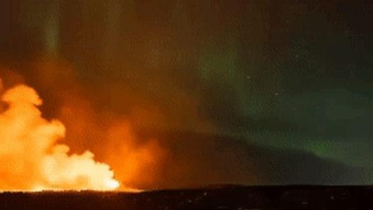 Timelapse shows Icelandic volcano erupting amid northern lights