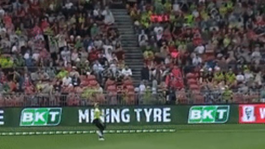 Ben Cutting takes a speccy in BBL12.