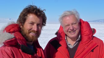 Hunter avec Sir David Attenborough, dans un climat glacial à un monde loin de leur séjour en Éthiopie. 