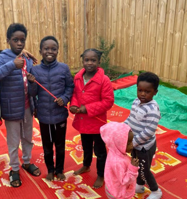 Les enfants de M. Osman, Hamid, Ibrahim, Esin, Nadir et Elin.