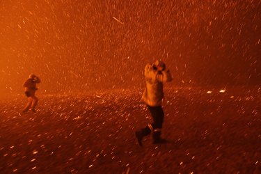 Les pompiers ont été submergés par les flammes et les braises lors du feu de brousse à Orangeville en décembre 2019.