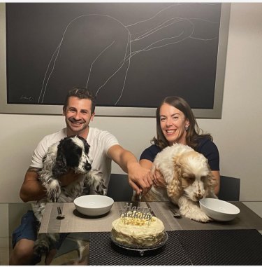 Melissa Caddick et son mari Anthony Koletti assis devant «Diver», l'une des œuvres manquantes.