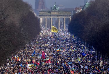D'énormes manifestations contre l'invasion de l'Ukraine par la Russie ont lieu à Berlin, en Allemagne.