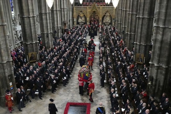 Le cercueil de la reine Elizabeth II est transporté à l'abbaye de Westminster.
